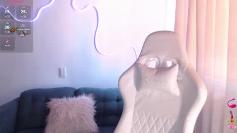 noah_white3 online show from June 11, 9:11 pm