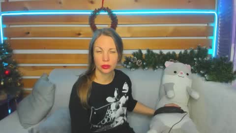 Snapshot of nora_adamss chatting on December 7, 12:52 am Nora online show from December 7, 12:52 am