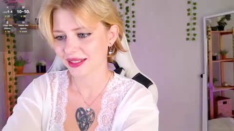 Chloe  dont forget to thumbs up me  online show from June 16, 3:51 am
