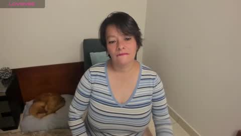 Snapshot of nuit_rose chatting on January 22, 1:53 am nuit_rose online show from January 22, 1:53 am
