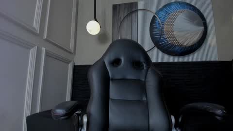 independent model online show from December 7, 11:29 am