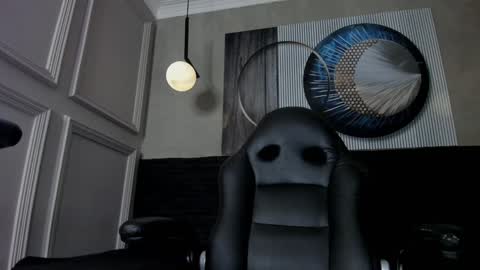 independent model online show from January 8, 2:46 am