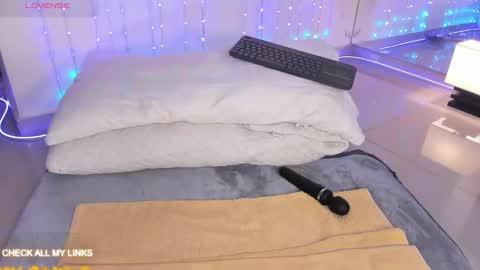 Snapshot of ohyesly_ chatting on September 10, 1:44 pm ohyesly_ online show from September 10, 1:44 pm