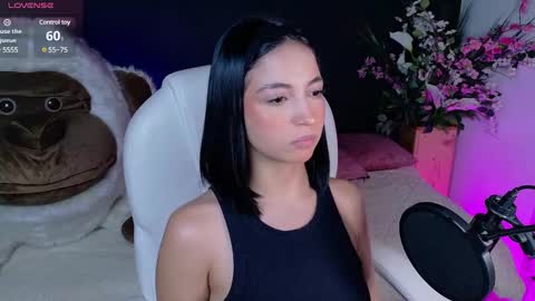 Snapshot of oliviamcneill chatting on February 4, 7:55 pm Olivia Mcneill online show from February 4, 7:55 pm