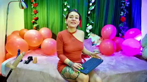 Snapshot of oriana_thomson2 chatting on February 15, 3:20 am Oriana online show from February 15, 3:20 am
