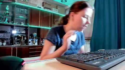 Snapshot of pa1e_pr1ncess chatting on September 8, 3:11 pm Ella online show from September 8, 3:11 pm