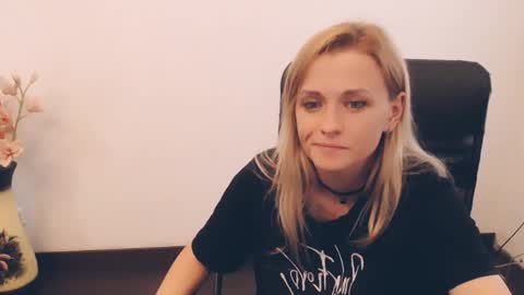 Mia online show from September 10, 9:53 am