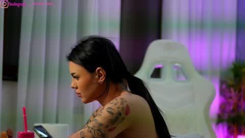 Dee online show from March 18, 7:30 pm