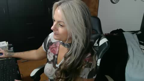 Snapshot of perlagoloza05 chatting on October 4, 4:07 am goloza online show from October 4, 4:07 am