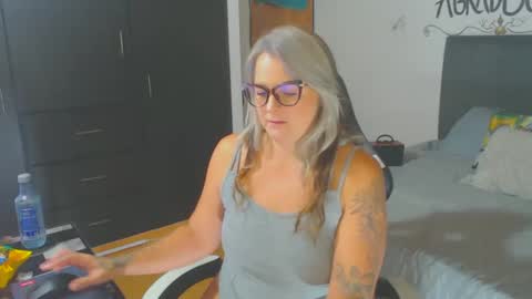 Snapshot of perlagoloza05 chatting on February 21, 1:55 am goloza online show from February 21, 1:55 am