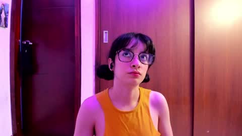 Snapshot of petitee_lunna chatting on December 17, 2:33 am Lunna online show from December 17, 2:33 am