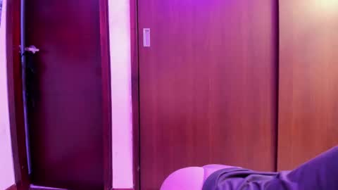 Snapshot of petitee_lunna chatting on February 23, 1:53 am Lunna online show from February 23, 1:53 am