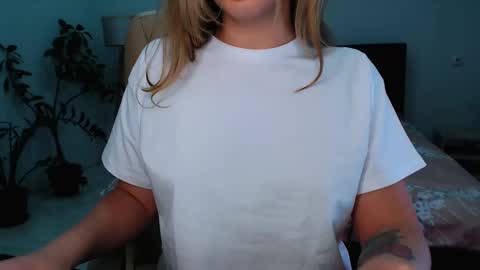 Snapshot of petitefleurx chatting on February 5, 2:51 am petitefleurx online show from February 5, 2:51 am