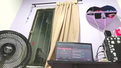 Snapshot of petiteivoryqueen chatting on December 22, 4:17 am danna online show from December 22, 4:17 am