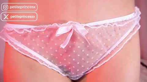 Snapshot of petiteprincesx chatting on October 12, 10:17 am Petiteprinces online show from October 12, 10:17 am