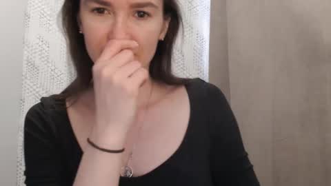Snapshot of pineapple__mood chatting on March 2, 5:44 am online show from March 2, 5:44 am