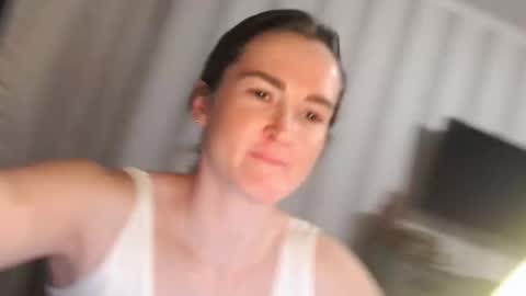 Snapshot of pineapple__mood chatting on October 5, 4:56 pm online show from October 5, 4:56 pm