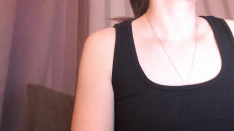 Snapshot of pineapple__mood chatting on September 17, 6:33 am online show from September 17, 6:33 am