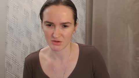 Snapshot of pineapple__mood chatting on January 23, 7:07 pm online show from January 23, 7:07 pm