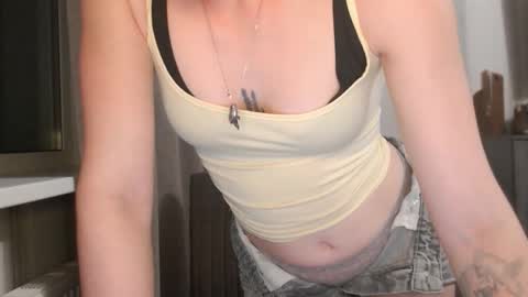 Snapshot of pineapple__mood chatting on October 18, 7:04 pm online show from October 18, 7:04 pm