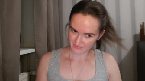 Snapshot of pineapple__mood chatting on October 11, 6:54 pm online show from October 11, 6:54 pm