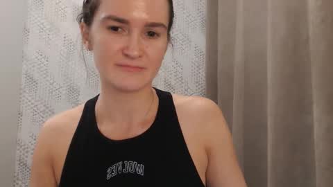 Snapshot of pineapple__mood chatting on March 7, 4:44 pm online show from March 7, 4:44 pm