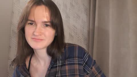 Snapshot of pineapple__mood chatting on February 25, 7:38 pm online show from February 25, 7:38 pm