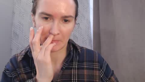 Snapshot of pineapple__mood chatting on February 25, 9:09 am online show from February 25, 9:09 am