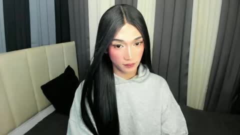 pixiedoll_ online show from May 6, 6:23 pm