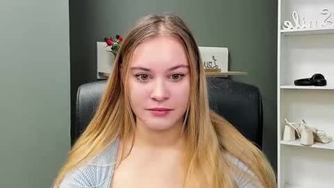 Snapshot of playgirl_valeria chatting on March 8, 7:46 am Valeria online show from March 8, 7:46 am