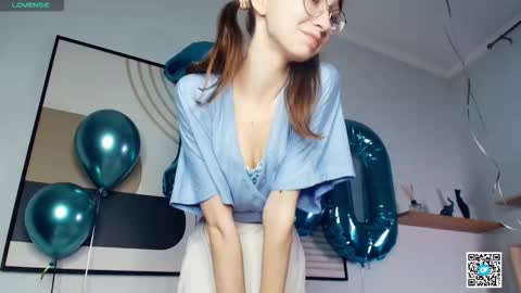 Snapshot of polly_bee chatting on October 14, 8:28 am Polly online show from October 14, 8:28 am