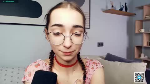 Snapshot of polly_bee chatting on October 7, 8:08 am Polly online show from October 7, 8:08 am