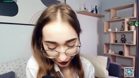 Snapshot of polly_bee chatting on October 10, 7:24 am Polly online show from October 10, 7:24 am