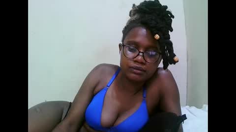 Snapshot of pretty_mellan chatting on January 25, 11:00 pm pretty_mellan online show from January 25, 11:00 pm