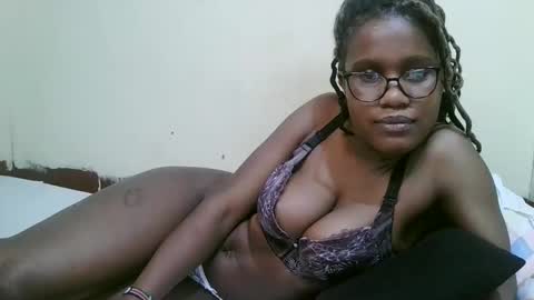 Snapshot of pretty_mellan chatting on February 17, 10:05 pm pretty_mellan online show from February 17, 10:05 pm