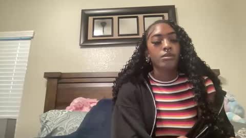 prettyfacefemale online show from April 8, 10:45 pm