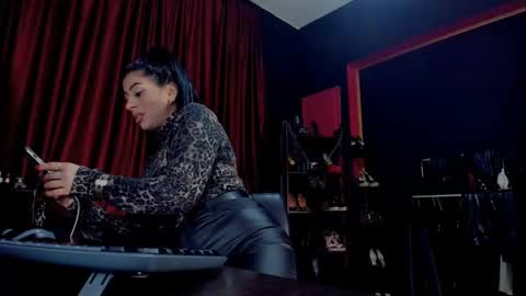 Snapshot of puffy_love chatting on December 9, 8:44 pm MissPuffyLove online show from December 9, 8:44 pm