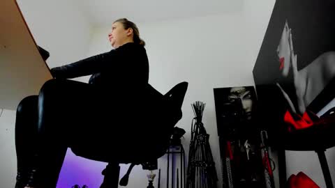 Misscatsnow online show from January 17, 2:41 am