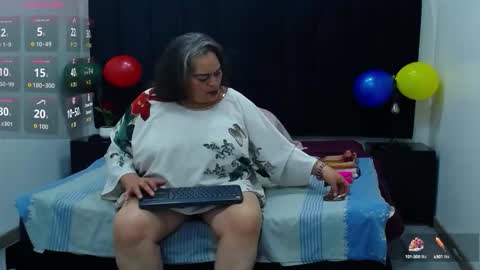 Snapshot of queenmature chatting on October 20, 8:01 pm VickyBoobss online show from October 20, 8:01 pm