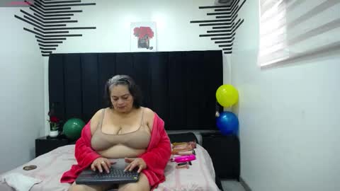 Snapshot of queenmature chatting on October 11, 1:03 pm VickyBoobss online show from October 11, 1:03 pm