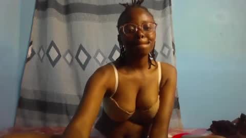 Snapshot of queenmerliz331240 chatting on February 7, 7:07 am queenmerliz331240 online show from February 7, 7:07 am