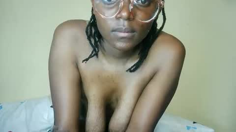 Snapshot of queenmerliz331240 chatting on October 31, 9:35 am queenmerliz331240 online show from October 31, 9:35 am