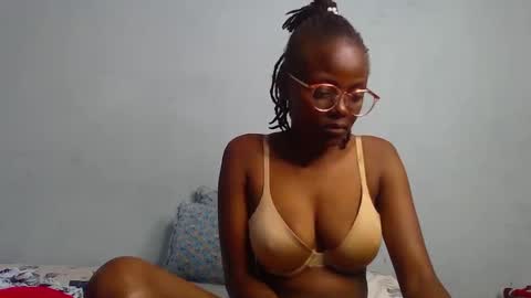 Snapshot of queenmerliz331240 chatting on February 14, 7:07 am queenmerliz331240 online show from February 14, 7:07 am