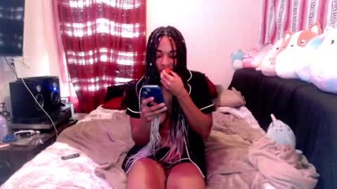 Snapshot of queenofheartsfaerah chatting on February 5, 10:01 pm QueenOfHearts online show from February 5, 10:01 pm