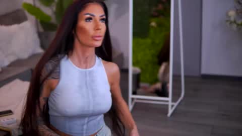 Raquelle online show from December 4, 9:11 am