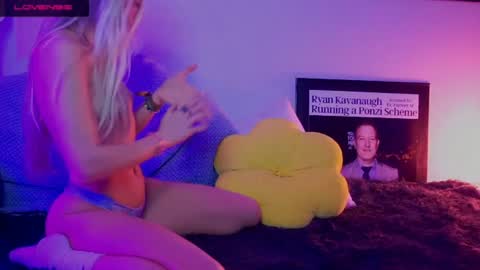 Snapshot of reallilygrace chatting on December 13, 2:27 pm Lily Grace online show from December 13, 2:27 pm