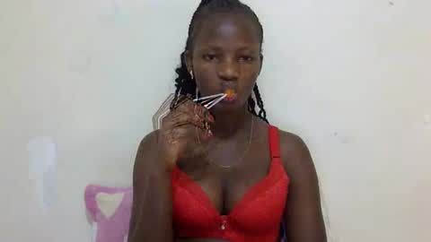 Snapshot of realqueen_ chatting on March 7, 5:06 pm queen online show from March 7, 5:06 pm