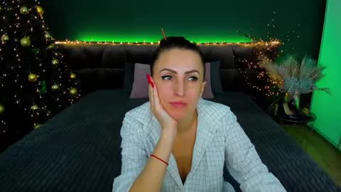 Snapshot of rebecca_diamonds chatting on December 19, 8:24 am rebecca_diamonds online show from December 19, 8:24 am
