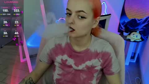 Snapshot of red_bestie_ chatting on March 10, 1:21 pm Bestie online show from March 10, 1:21 pm