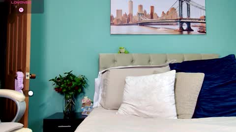 Yanella online show from October 22, 10:48 pm